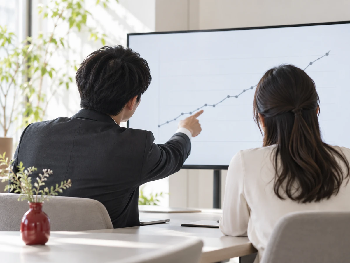分析画面を指して検討する2人